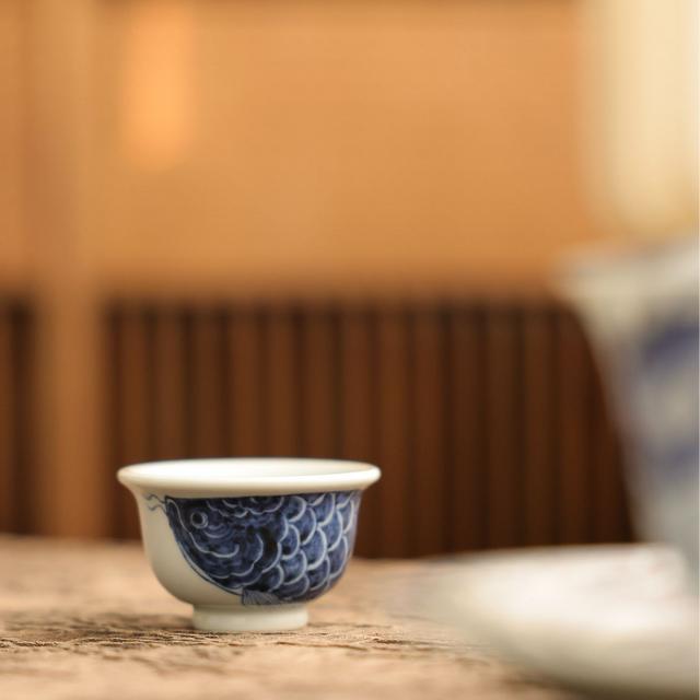 茶圈大魔王茶器景德镇纯手绘【元岚堂】元青花龙鱼迷你压手杯50cc商品图