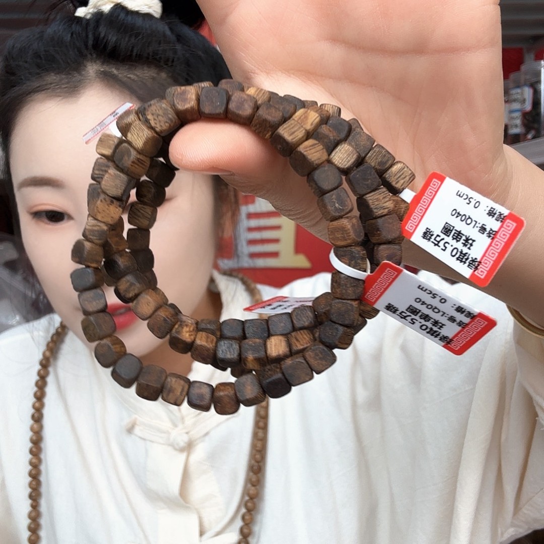 沉香碎屑沉香海南沉香绿棋随形方糖珠0.5单圈多样性发一商品图