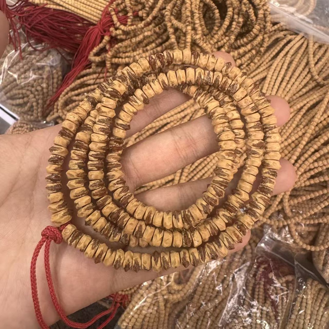 E3733“小红嘴”柏香籽百香籽横打藏切7mm 左右高油高密 108 长串商品图