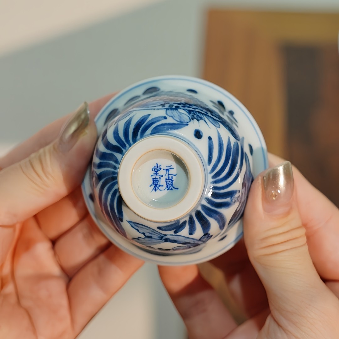 茶圈大魔王茶器景德镇纯手绘【元岚堂】元青花鱼藻迷你压手杯50cc商品图