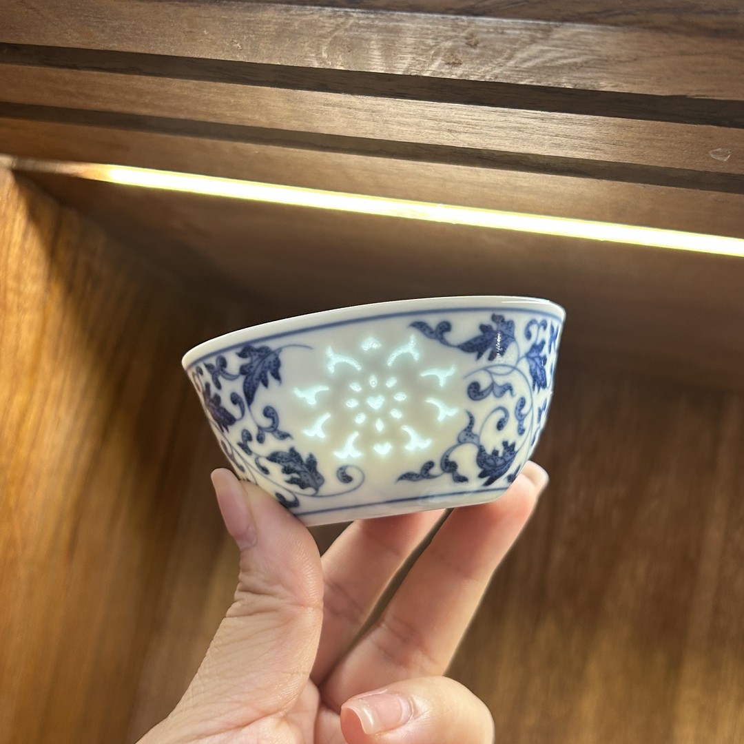 景德镇1004制釉下彩玲珑青花缠枝莲鸡缸杯家用茶具陶瓷容量约80商品图
