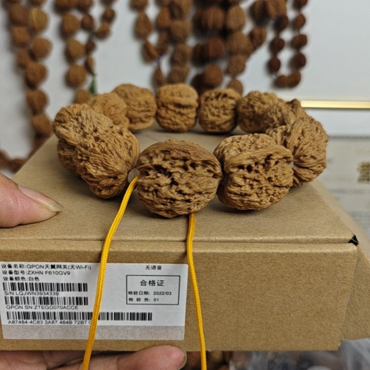 文玩核桃吊坠文玩核桃涿鹿南疆石子弹头手持商品图
