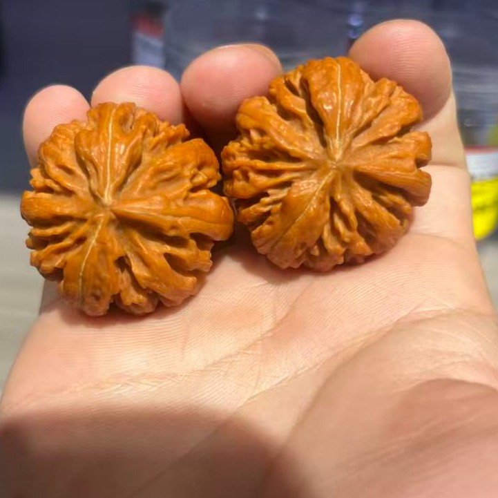 （闪购专拍）全品菊花磨三棱文玩核桃手把件（多样性发货）商品图