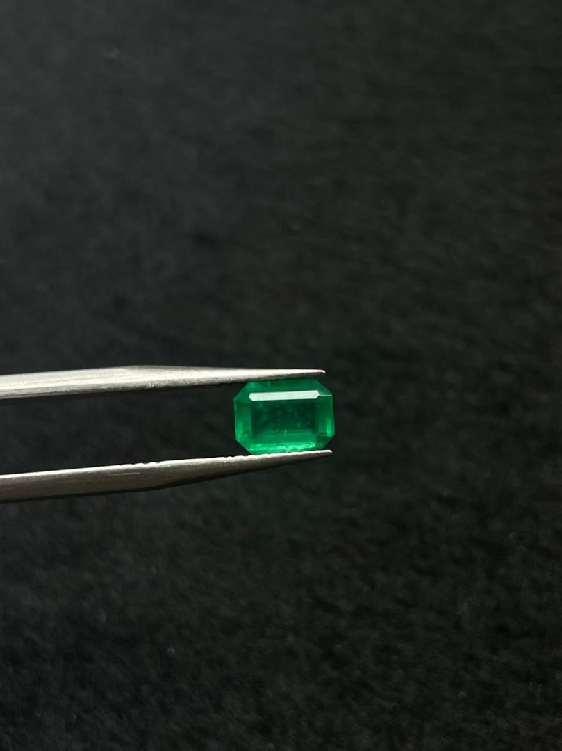 0.85CT天然微油祖母绿裸石颜色浓郁晶体好商品图